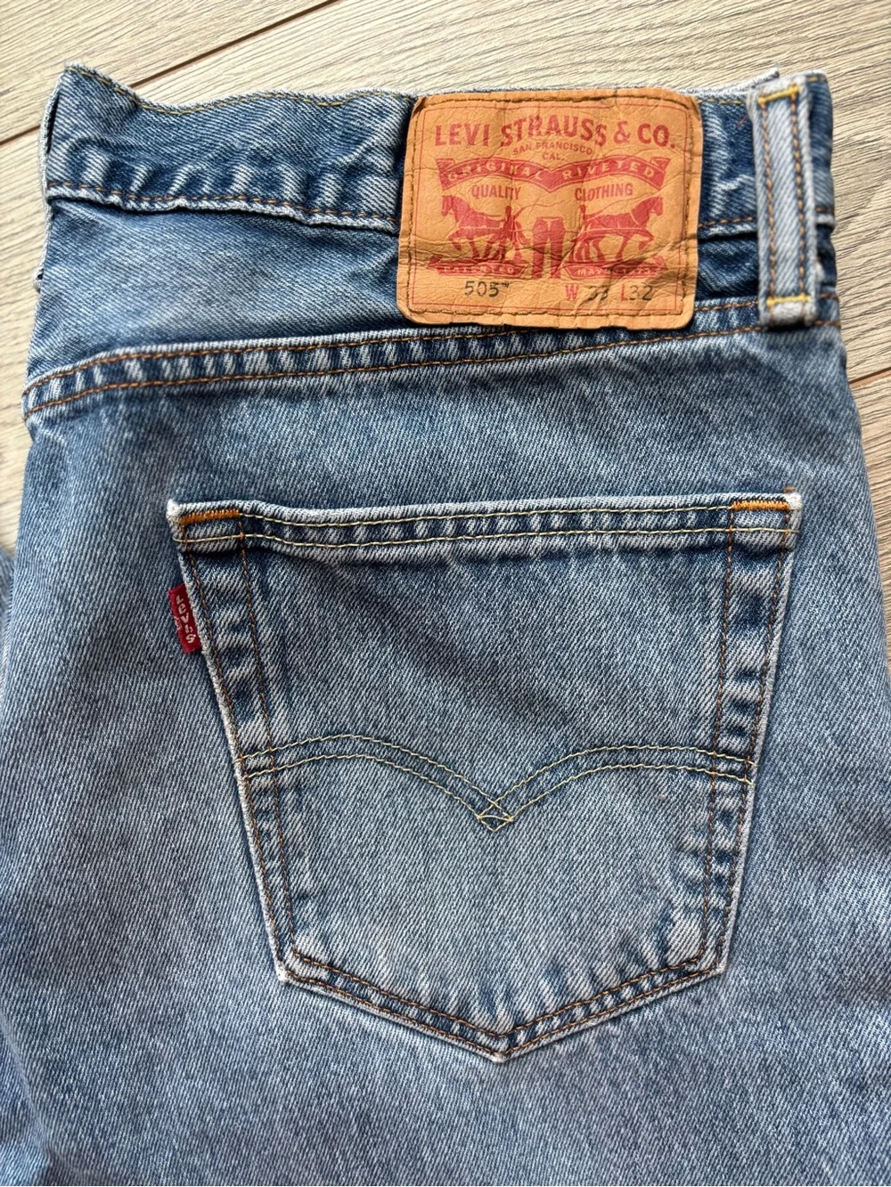 Levi's 505 Regular Fit Jeans Mens 33x32 Medium Wash Straight Leg Denim Red Tab